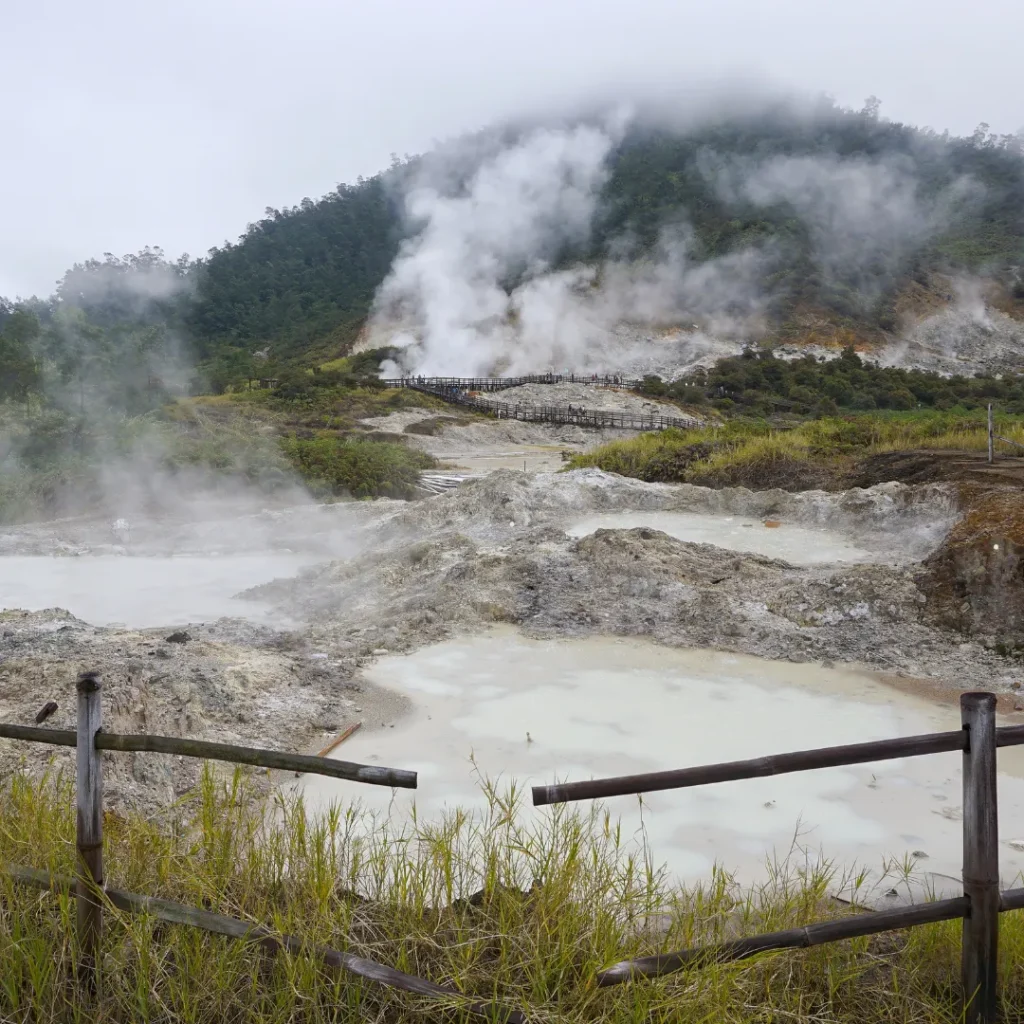 wisata kawah di bandung
