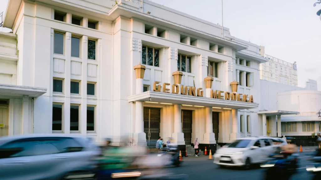 kenapa bandung banyak bangunan belanda