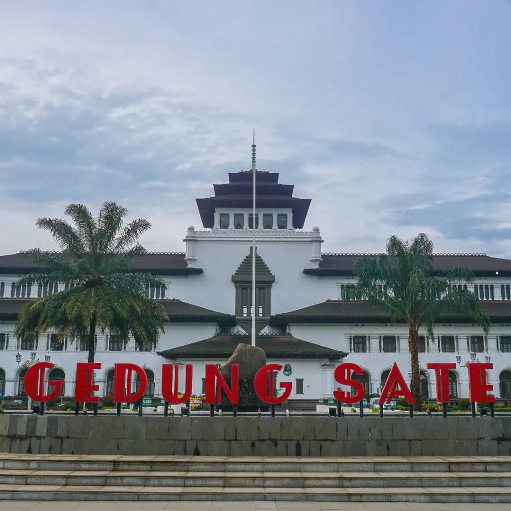 kenapa dinamakan gedung sate bandung