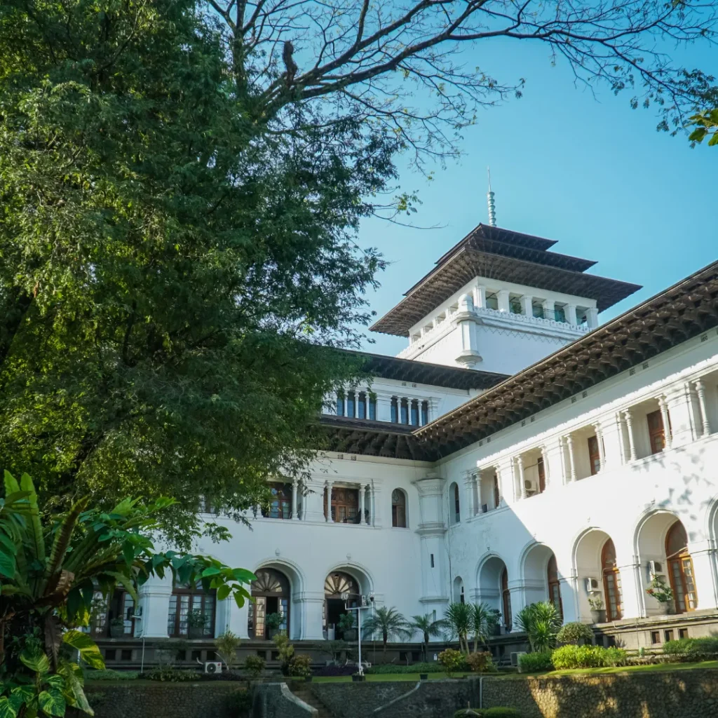 kenapa dinamakan gedung sate bandung