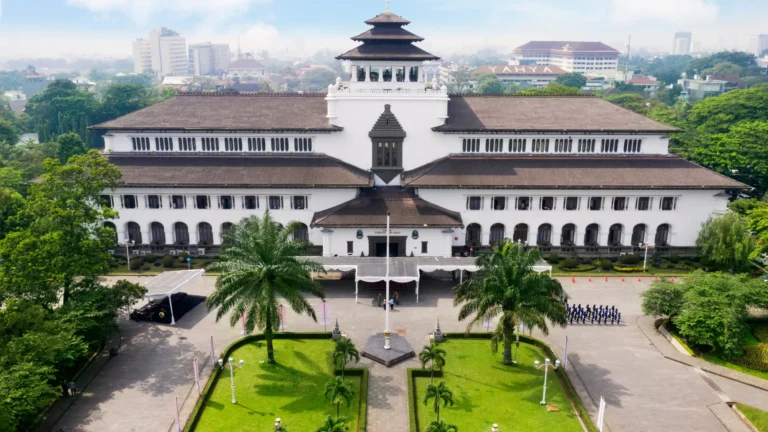 kenapa dinamakan gedung sate bandung