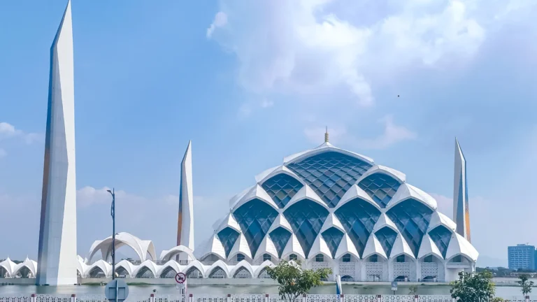 wisata dekat masjid al jabbar bandung
